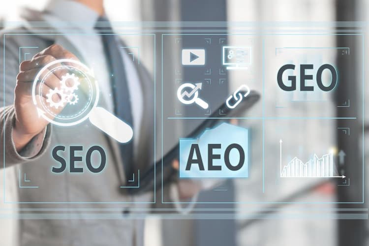 Businessman che interagisce con ologramma SEO - AEO - GEO